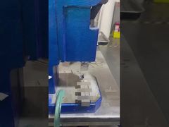 Vídeo de doblado manual de terminales de batería.